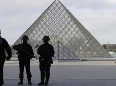 French soldier shoots attacker outside Paris Museum